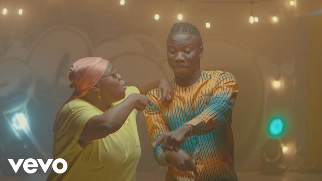 [Video] Stonebwoy ft. Teni – Ololo