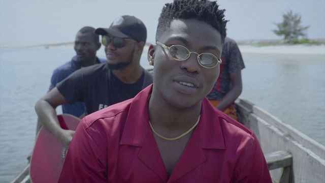 [Video] Reekado Banks – Rora (Acoustic Version)